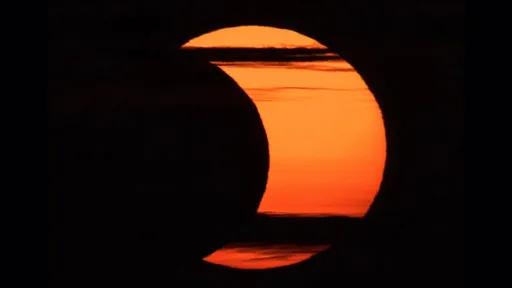 Tem eclipse solar neste sábado (30)! Saiba como assistir online