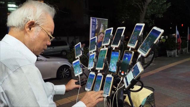 Senhor de 70 anos usa bike com 15 smartphones para jogar Pokémon Go em Taiwan