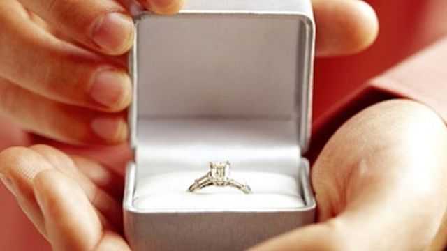 Físico australiano pede namorada em casamento com artigo científico