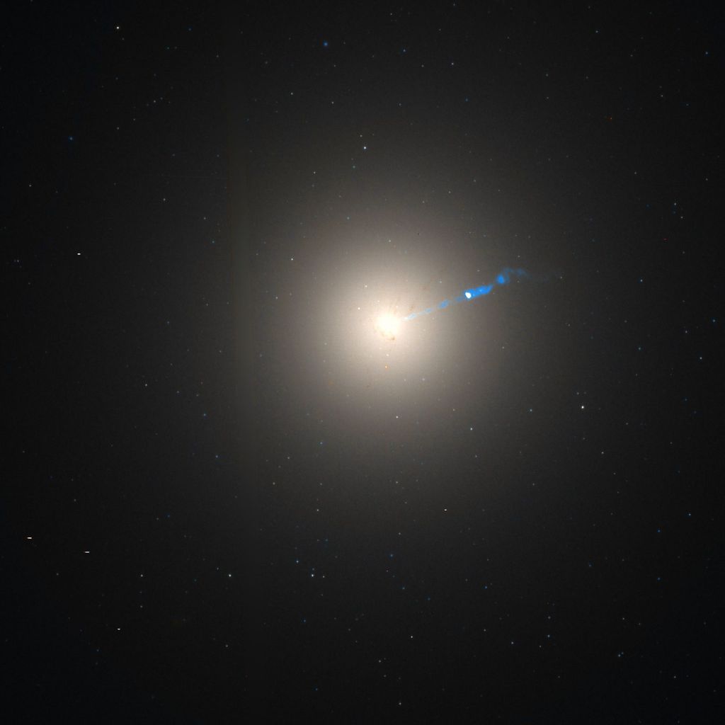 A galáxia supergigante M87 é uma das mais massivas do universo local (Imagem: Reprodução/NASA/STScI)