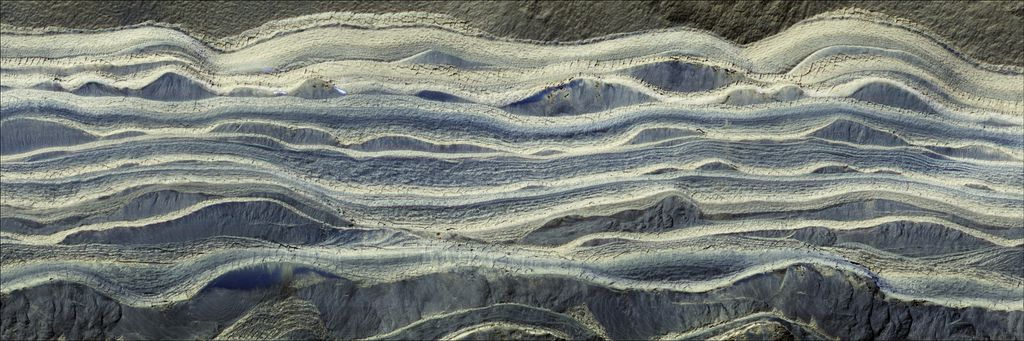 Composição mostra camadas de gelo e areia em uma área exposta na superfície marciana (Foto: NASA/JPL/University of Arizona)