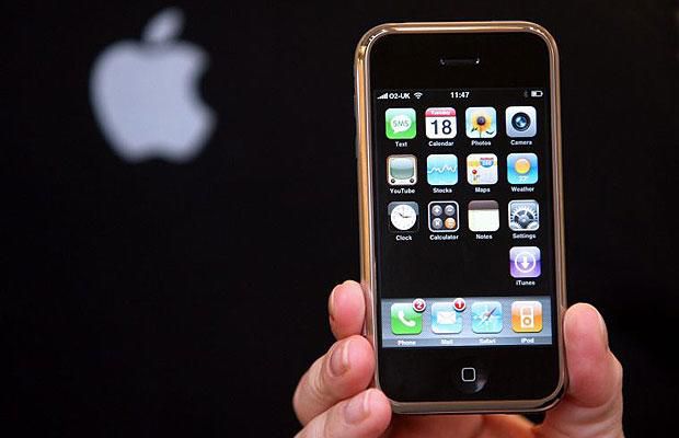 Primeiro iPhone com sua tela de 3,5 polegadas, considerada grande para a época (Imagem: Divulgação/Apple)