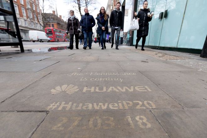 Para promover o P20, Huawei estaciona caminhões na frente de lojas da Apple