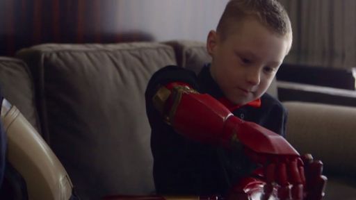 Robert Downey Jr. presenteia garoto com prótese do "Homem de Ferro"
