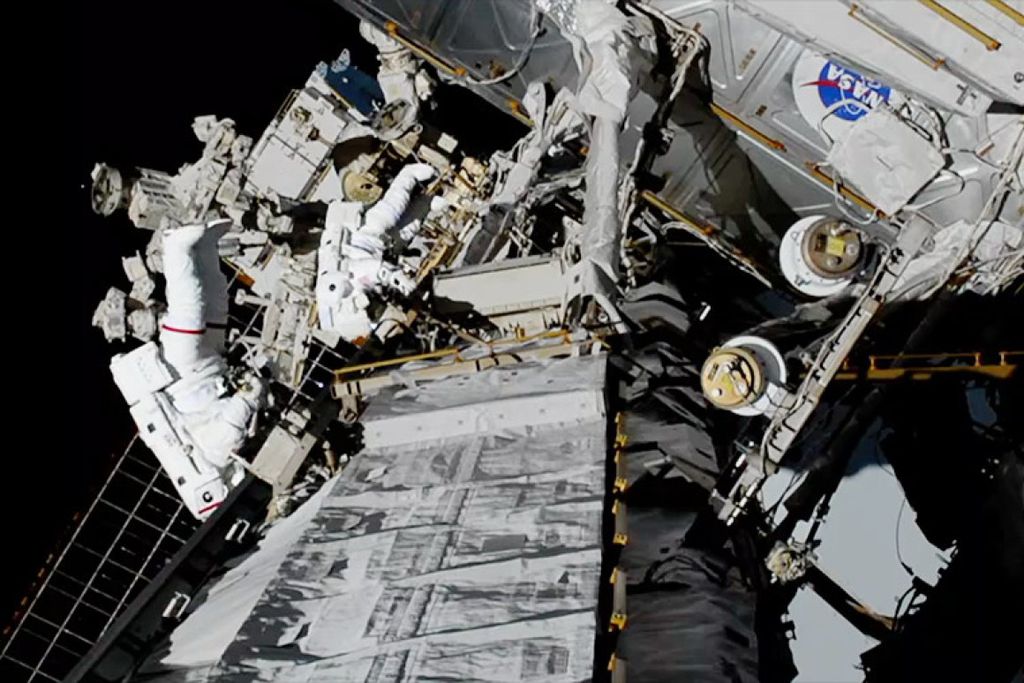 Koch e Meir durante a primeira caminhada espacial feita apenas por mulheres (Foto: NASA)