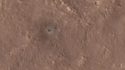 Sonda InSight é fotografada coberta de poeira na superfície de Marte