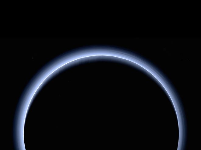 A tênue camada atmosférica de Plutão formada pela vaporização do gelo presente em sua superfície (Imagem: Reprodução/NASA/JHUAPL/SwRI)