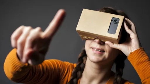 Google começa a vender óculos de realidade virtual feitos de papelão por US$ 15