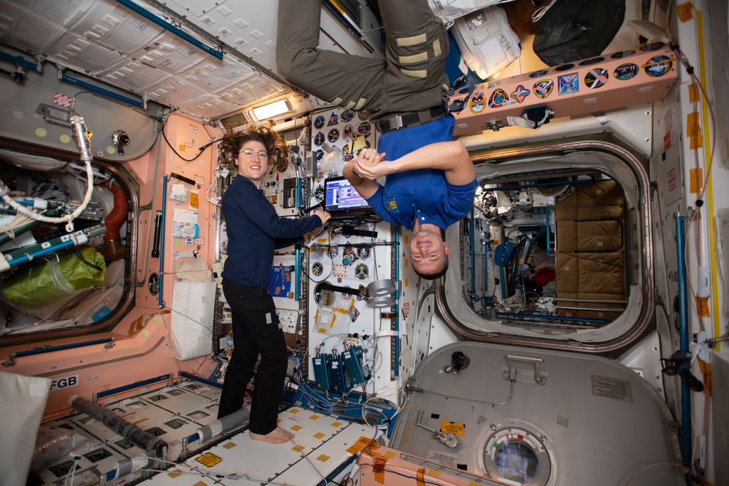 Astronautas dentro da ISS (Imagem: Reprodução/NASA)
