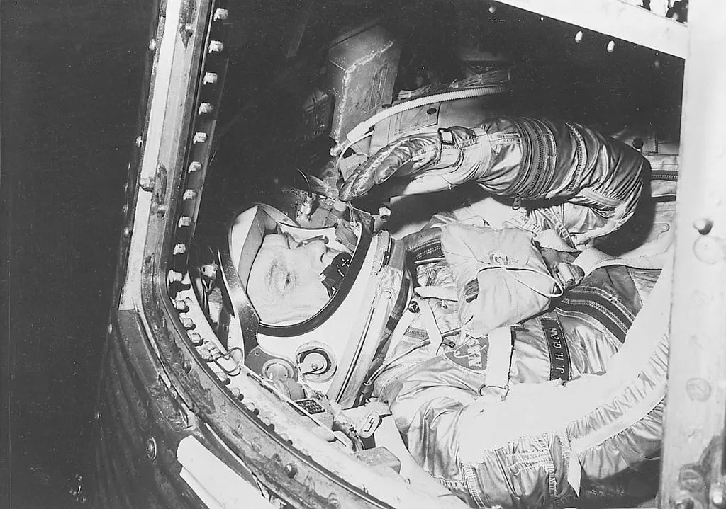 John Glenn durante ensaio para o lançamento (Imagem: Reprodução/NASA)