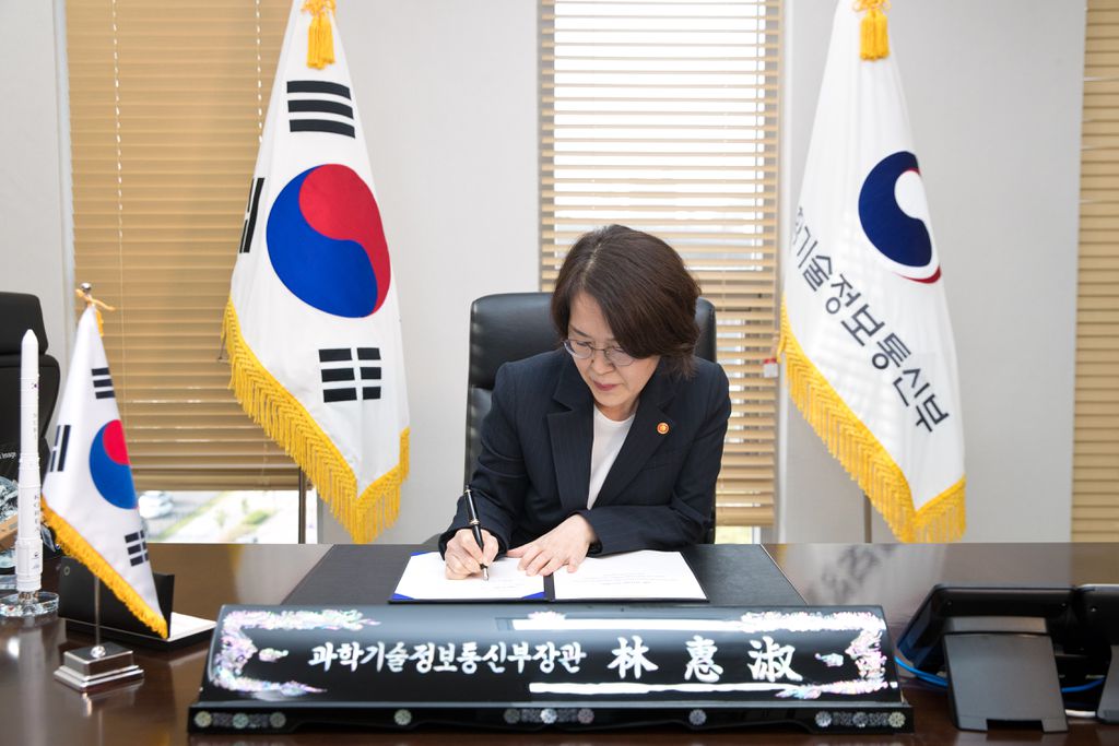 Lim Hyesook, minsitra de Ciência e Tecnologia da Coreia do Sul, assinando o acordo com o Programa Artemis (Imagem: Reprodução/ROK Minister of Science and ICT)