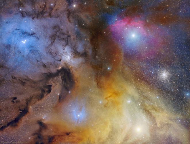 O brilho azulado é de uma nebulosa de reflexão, iluminada por estrelas próximas (Imagem: Reprodução/Mario Cogo (Galax Lux)