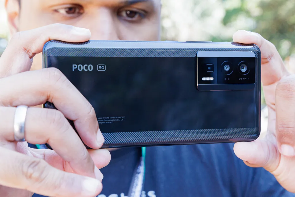 Poco F5 Pro é um celular topo de linha com bom custo-benefício (Imagem: Ivo Meneghel Jr/Canaltech)