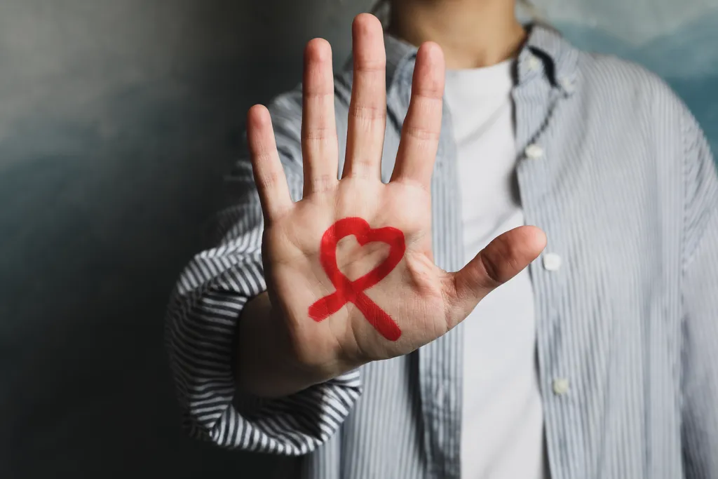 Testes para o HIV são fundamentais para dar qualidade de vida aos pacientes e garantir o início precoce do tratamento (Imagem: AtlasComposer/Envato Elements)