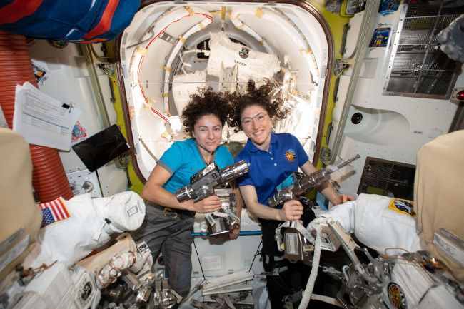 Astronautas Koch e Meir a bordo da ISS (Imagem: NASA)