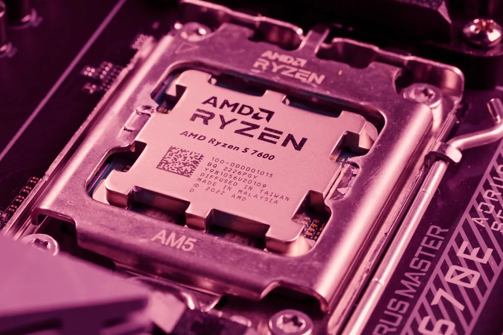 Os soquetes da AMD (como o AM5 visto na foto) costumam suportam 2 ou mais gerações de processadores (Imagem: Ivo Meneghel/Canaltech)