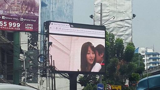 Hacker reproduz filme pornô em outdoor eletrônico na Indonésia