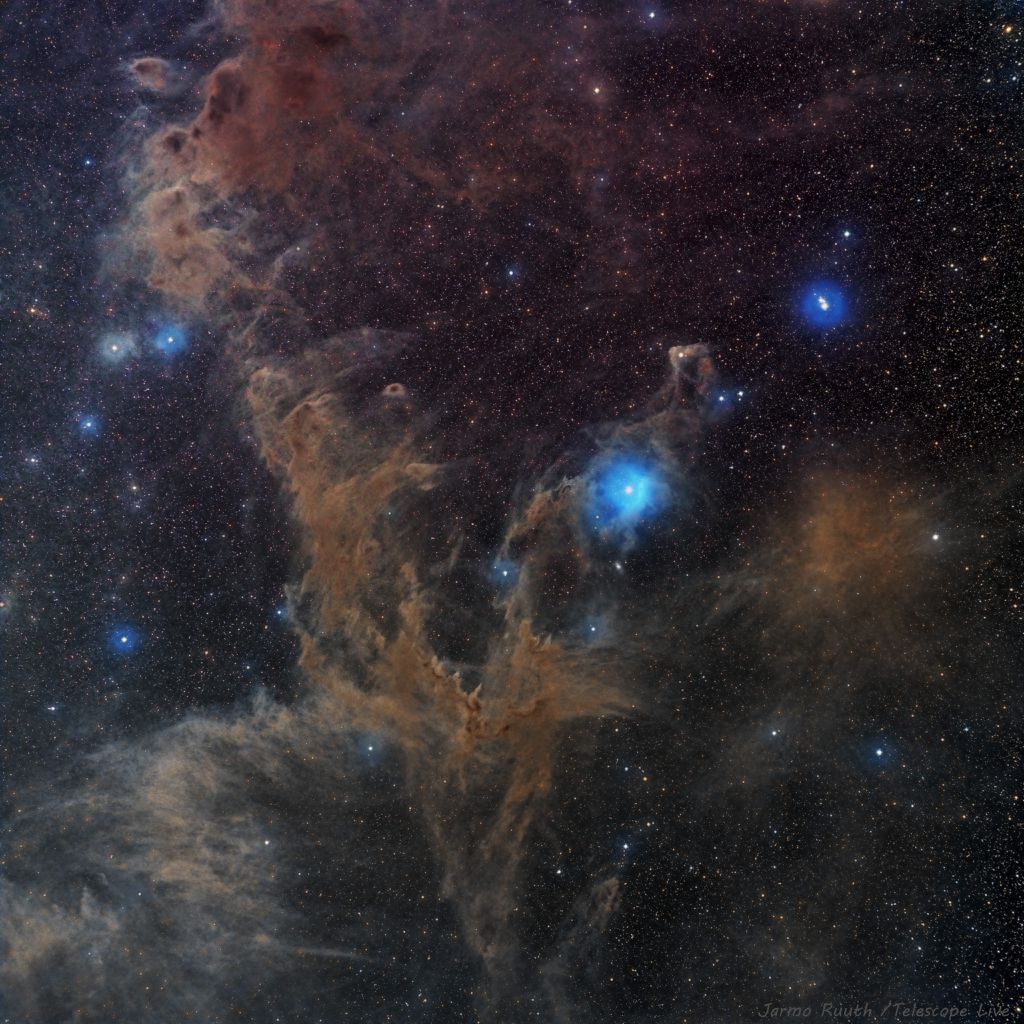 Complexo de nebulsoas escuras na constelação do Camaleão (Imagem: Reprodução/Jarmo Ruuth, Telescope Live, Heaven's Mirror Observatory)