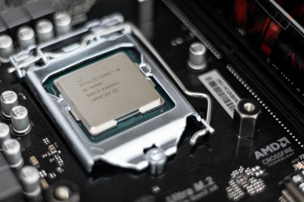 Vale lembrar que a 14ª geração Intel vai manter a litografia com chips na classe dos 10 nanômetros, conhecido como Intel 7 (Imagem: Christian Wiediger/Unsplash)