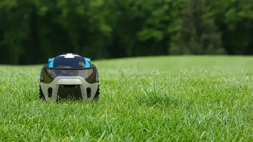 Kobi é um robô automatizado que corta a sua grama