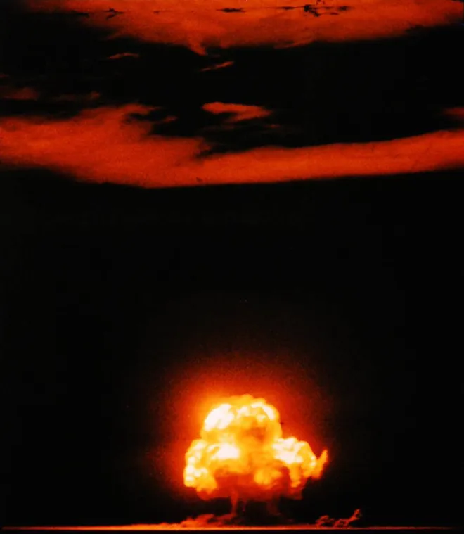 Oppenheimer é considerado o "pai" da bomba atômica pelo desenvolvimento e sucesso do experimento Trinity, a primeira arma nuclear da história (Imagem: Reprodução/Jack W. Aeby/Wikimedia Commons)