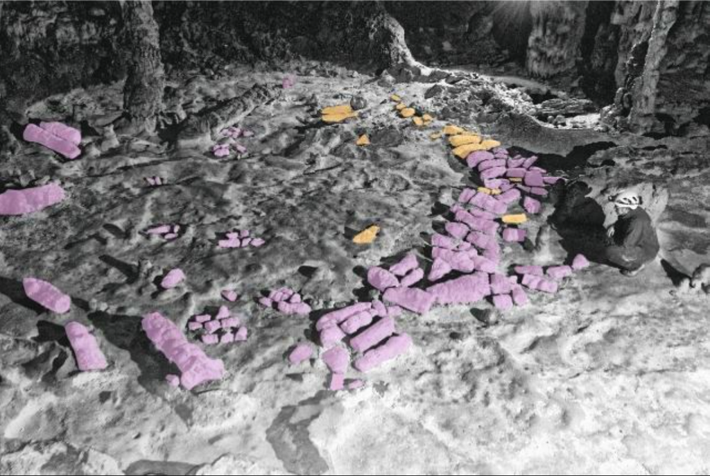 A disposição das estalagmites quebradas indica a construção de uma estrutura cercada na caverna (Imagem: Delannoy et al./Journal of Archaeological Method and Theory)