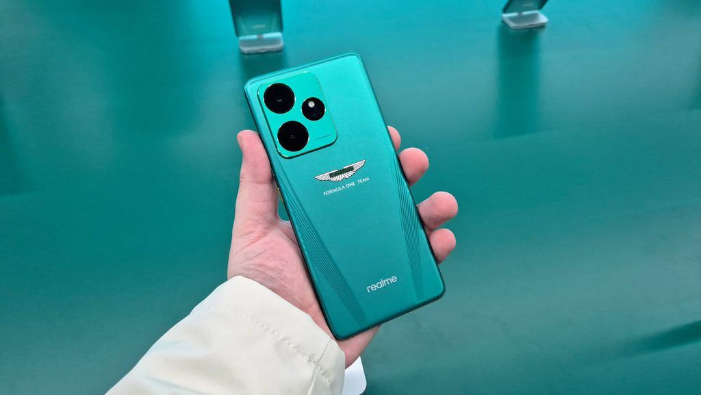 Feito em parceria com a Aston Martin, Realme GT 7 Dream Edition possui design diferenciado (Imagem: Bruno De Blasi/Canaltech)