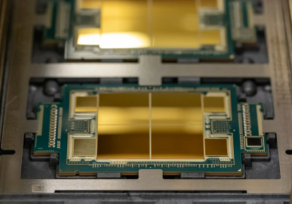 CPUs Sapphire Rapids finalizadas, com memórias HBM2E nas extremidades (Imagem: Stephen Shankland/CNET)