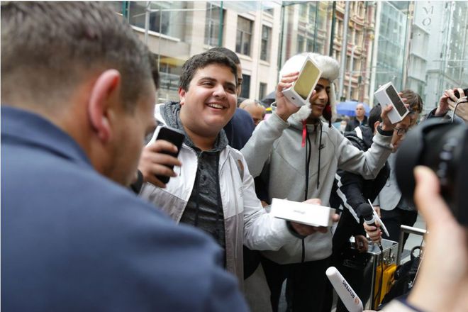 Marcus Barsoum e seus amigos foram os primeiros a comprarem o iPhone 7 no mundo Marcus Barsoum e seus amigos foram os primeiros a comprarem o iPhone 7 no mundo