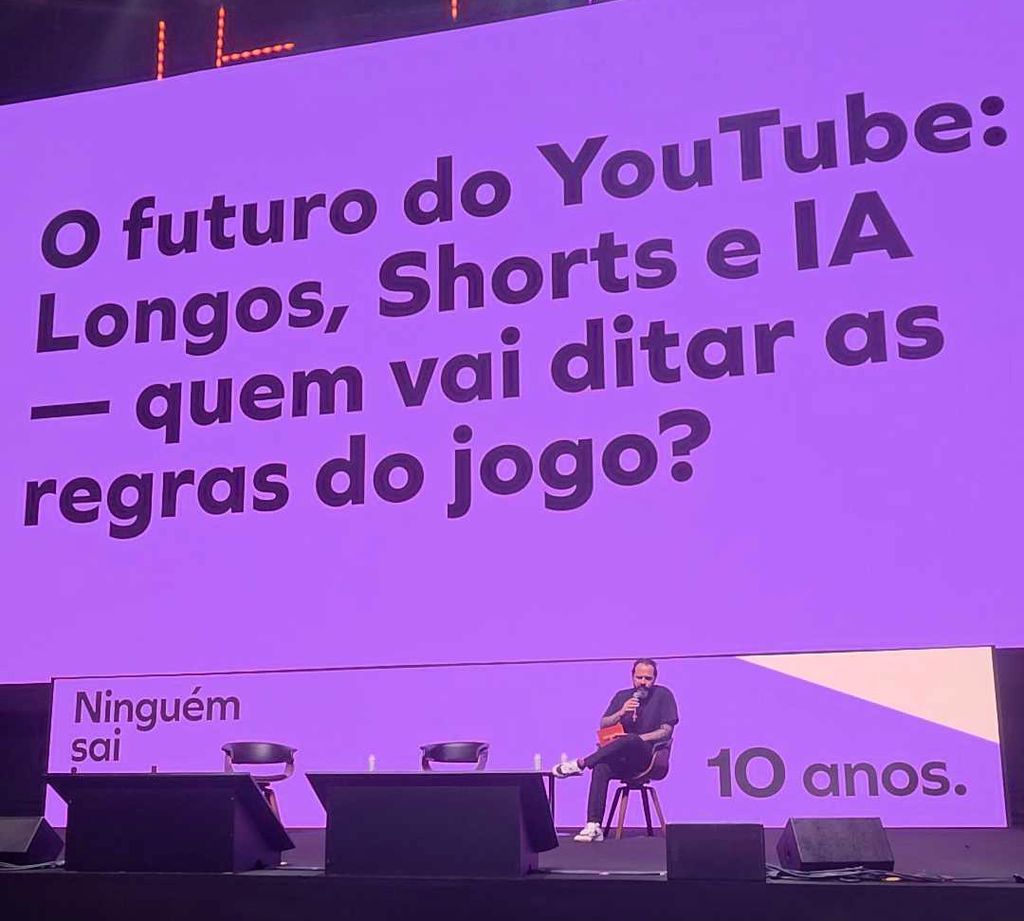 Palco com título da palestra sobre Shorts, Vídeos Longos no YouTube