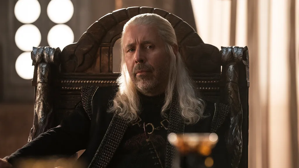 Ver os Targaryen no poder já traz uma cara bem diferente para A Casa do Dragão (Imagem: Divulgação/HBO)