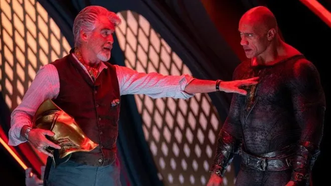 Pierce Brosnan será o Senhor Destino vai ser uma espécie de mentor para Adão Negro (Imagem: Divulgação/Warner Bros)