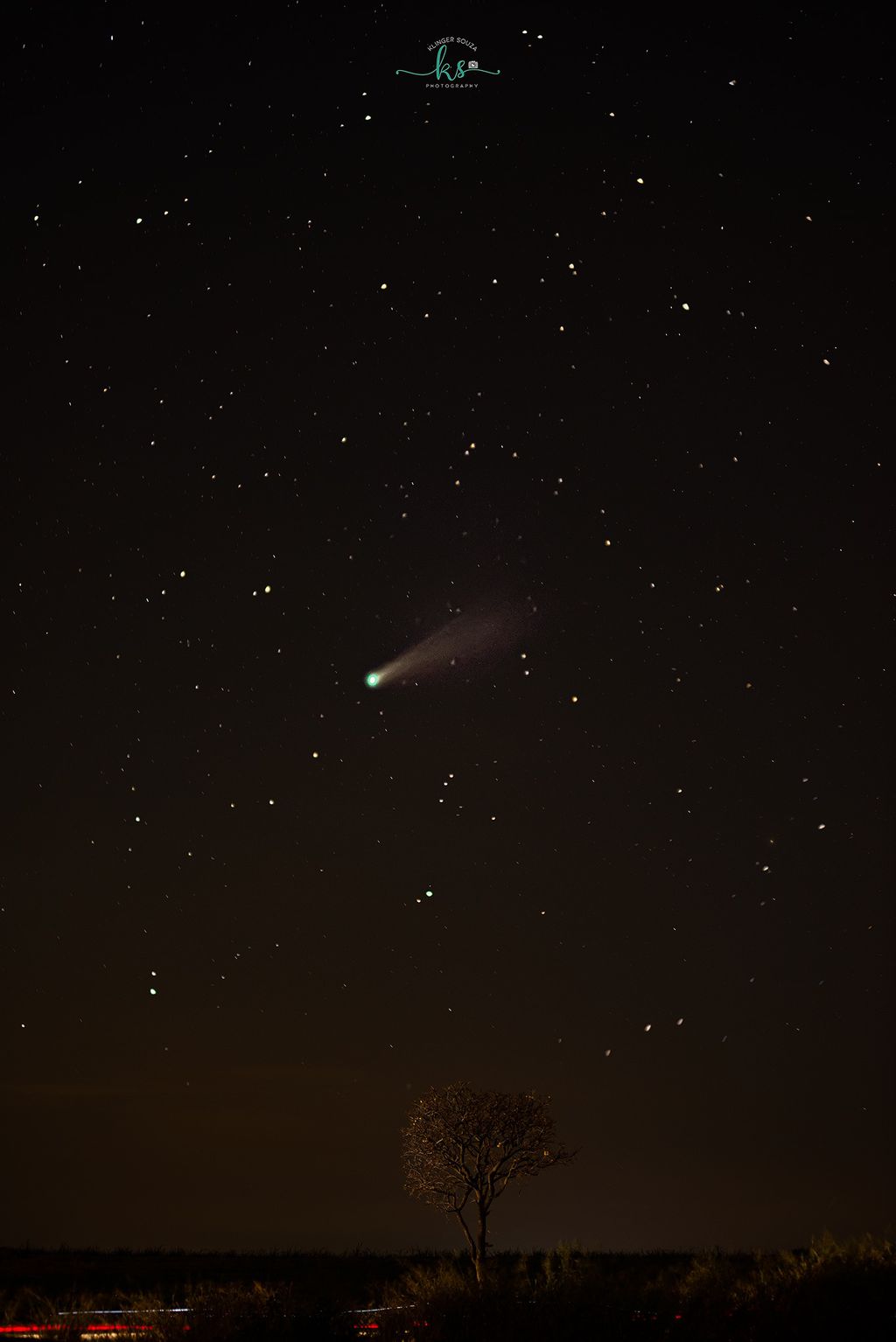 O cometa acima da cidade de Indaiatuba, São Paulo (Foto: Reprodução/Klinger Souza)