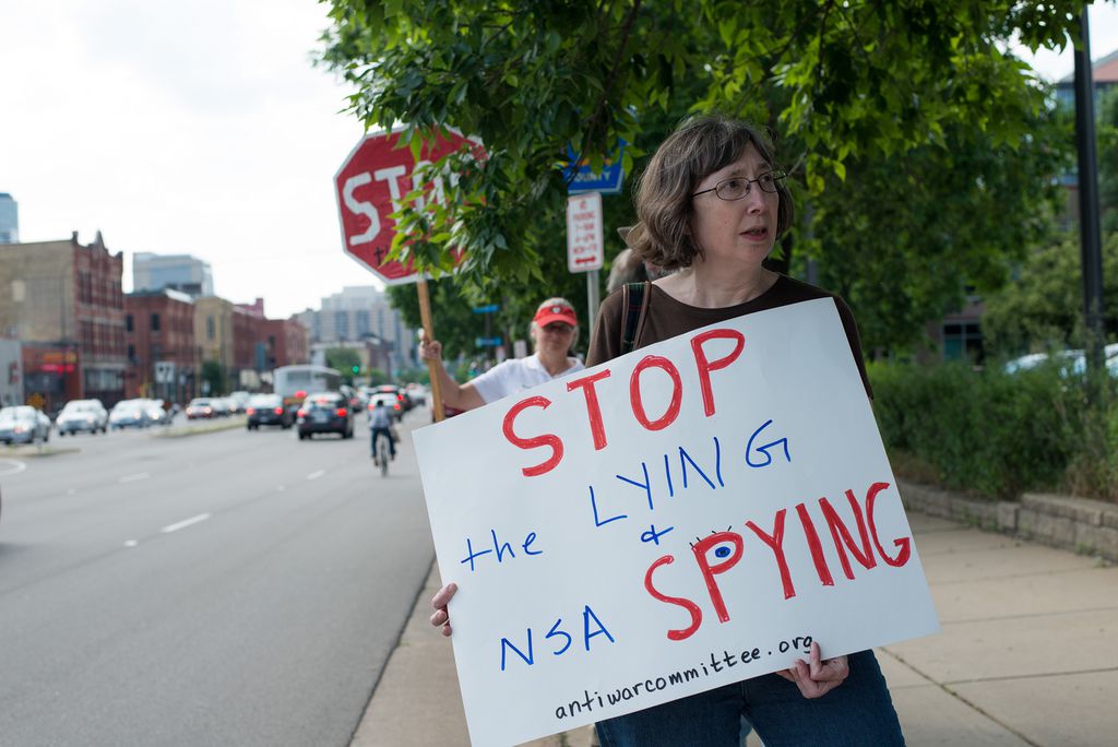 Mulher protesta contra espionagem da NSA