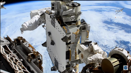 Astronautas finalizam instalação de segundo painel solar de novo conjunto na ISS
