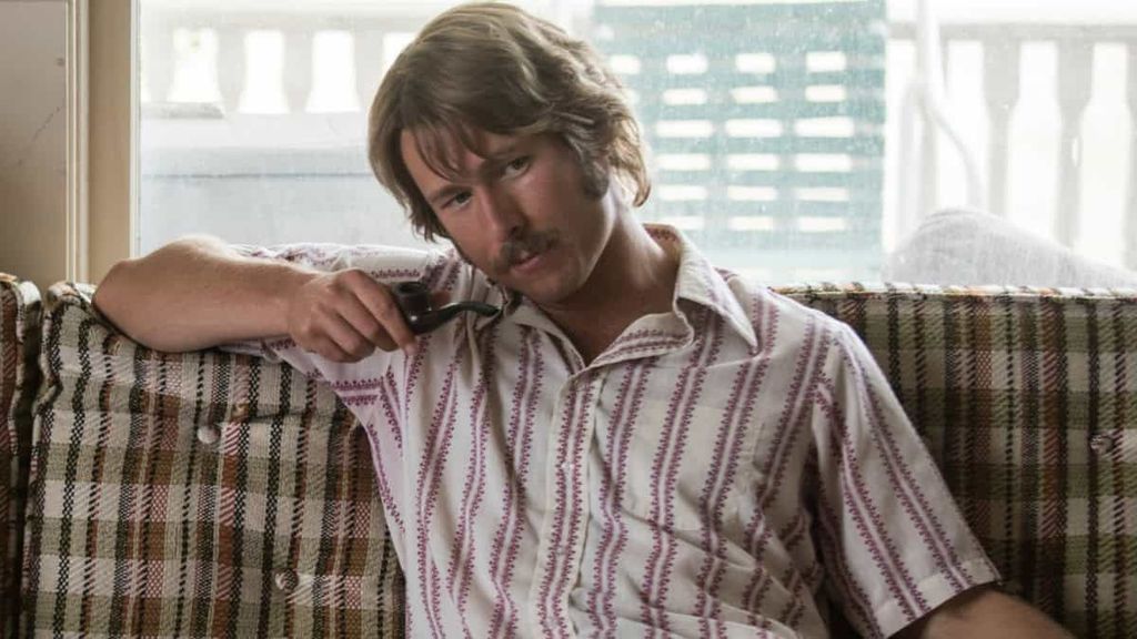 Glen Powell em cena do filme Jovens, Loucos e Mais Rebeldes