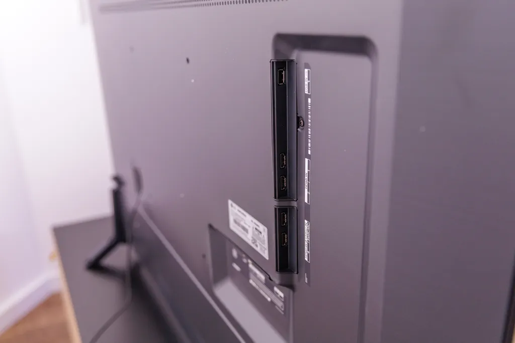 Todos os conectores da LG QNED80 ficam agrupados no lado direito da parte traseira da Smart TV (Imagem