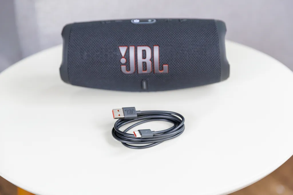 A JBL Charge 5 tem autonomia de até 20 horas (Imagem: Ivo/Canaltech)