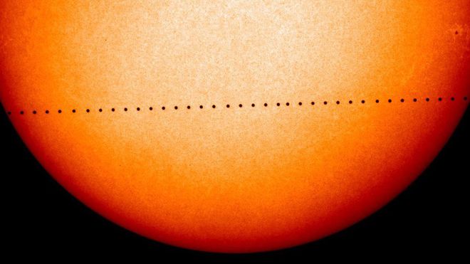 Registro de Mercúrio passando em frente ao Sol feito em 2016 (Foto: NASA)