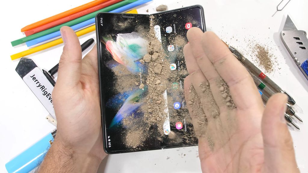 Galaxy Z Fold 3 é resistente à água, mas permite a entrada de partículas sólidas (Imagem: Reprodução/JerryRigEverything)