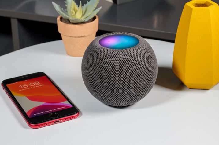 Apple Homepods Mini cinza acesa 45 graus