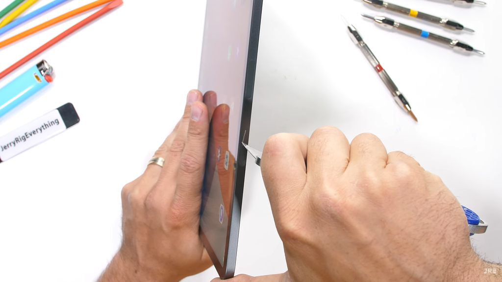O iPad Pro 2021 traz materiais de qualidade na construção, com corpo feito completamente em alumínio (Imagem: Reprodução/JerryRigEverything)