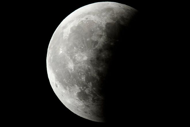 Eclipse em andamento (Foto: Brendan Smialowski/Agence France-Presse/Getty Images)