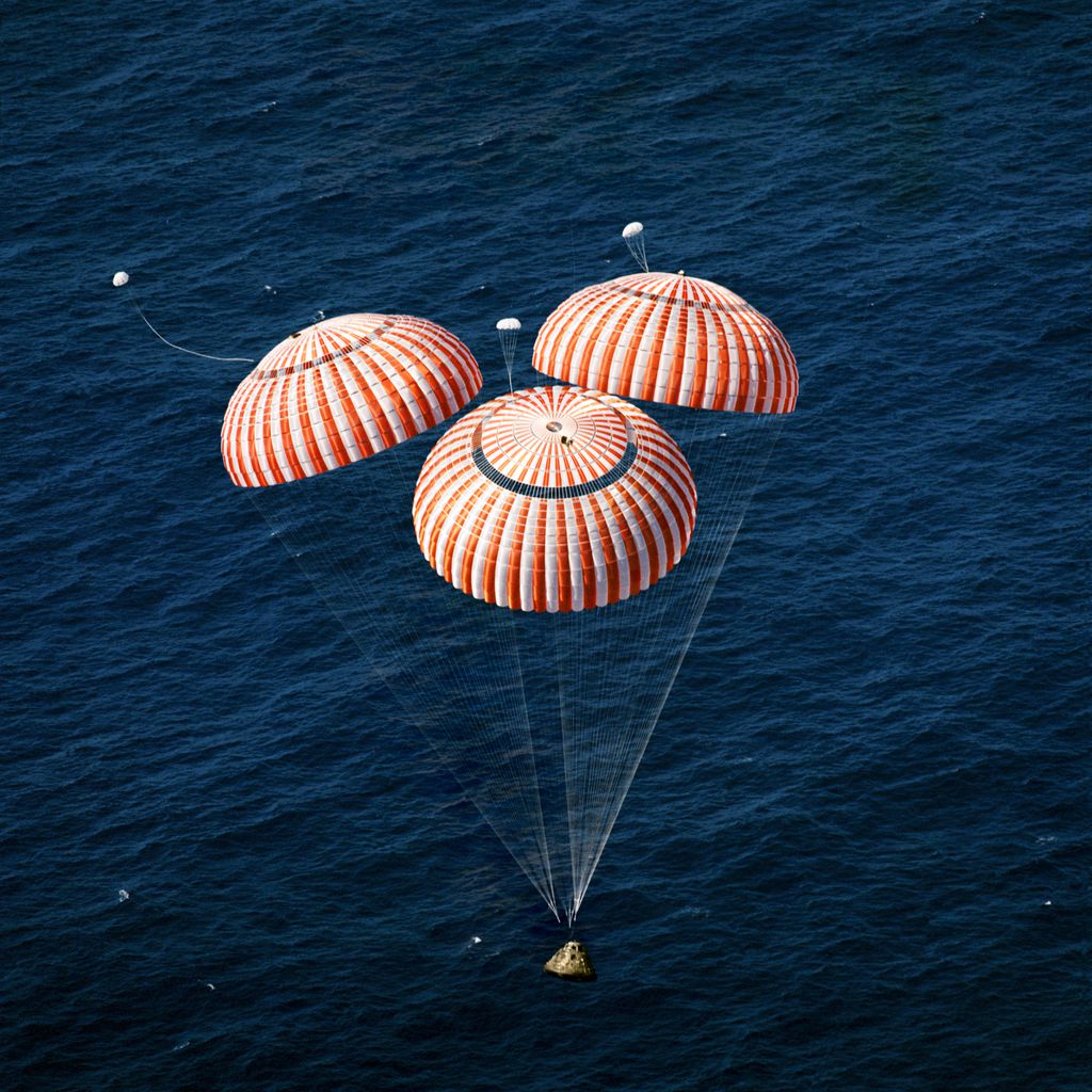 Momento da amerrissagem da Apollo 16, com os paraquedas abertos (Imagem: Reprodução/NASA)