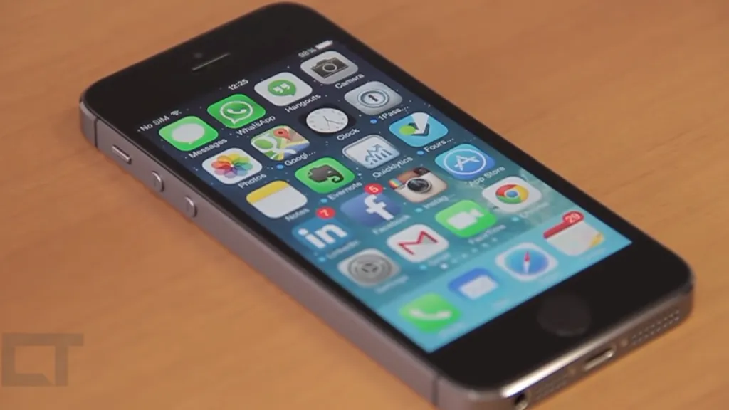 O iPhone 5s é um dos dispositivos mais antigos que podem atualizar para o iOS 12 e manter suporte ao WhatsApp (Imagem: Canaltech)