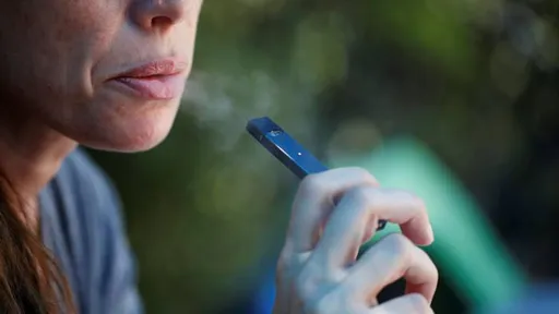 Cigarro eletrônico da Juul coleta informações pessoais de usuários