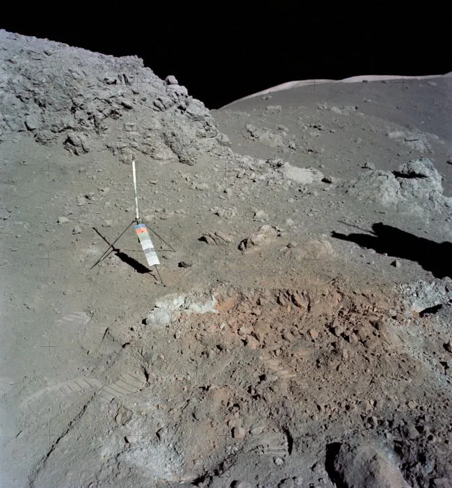 O "solo laranja", de natureza vulcânica, explorada na missão Apollo 17 (Imagem: Reprodução/NASA)