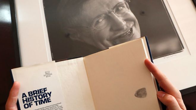 Itens pessoais de Stephen Hawking são arrematados em leilão de Londres