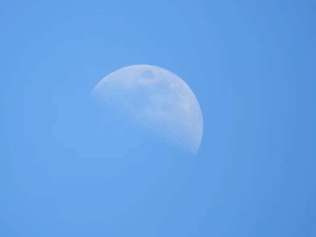 Lua durante o dia aparece na cor branca (Imagem: Reprodução/Amer Alhalawani/Unsplash)