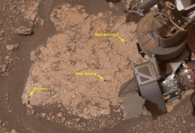 Indicações das perfurações feitas pelo Curiosity (Imagem: Reprodução/NASA/JPL-Caltech/MSSS)
